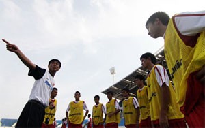 Olympic Vietnam coach Phan Thanh Hung (L) instructs his players in a training session in Vietnam (file photo) Olympic Vietnam coach Phan Thanh Hung (L) instructs his players in a training session in Vietnam (file photo)