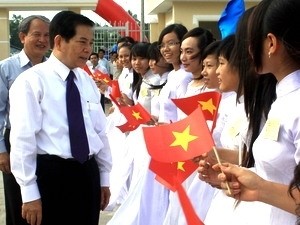 State president Nguyen Minh Triet and students of Him Lam boarding school ( Source: VietnamPlus) State president Nguyen Minh Triet and students of Him Lam boarding school ( Source: VietnamPlus)