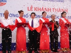 President Nguyen Minh Triet (in purple tie) at the inauguration ceremony in Hau Giang Province.(Photo: Dan Tri) President Nguyen Minh Triet (in purple tie) at the inauguration ceremony in Hau Giang Province.(Photo: Dan Tri)