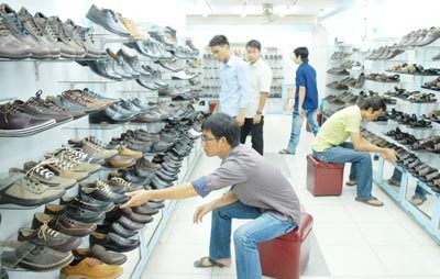 Shoppers check out locally made shoes at a shop on Nguyen Dinh Chieu Street in District 3, Ho Chi Minh City (Photo: SGGP) Shoppers check out locally made shoes at a shop on Nguyen Dinh Chieu Street in District 3, Ho Chi Minh City (Photo: SGGP)