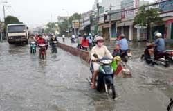 Motorists travel along flooded Huynh Tan Phat Street in HCM City's District 7.(Photo:VNA) Motorists travel along flooded Huynh Tan Phat Street in HCM City's District 7.(Photo:VNA)