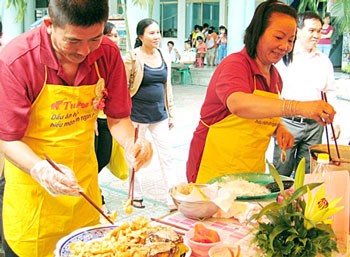 A cooking contest on Vietnamese Family Day 2010 (June 28). (Photo: Sgpp) A cooking contest on Vietnamese Family Day 2010 (June 28). (Photo: Sgpp)