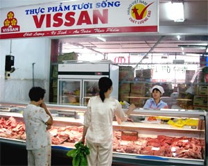 Shoppers buy pork at a Vissan outlet in Ho Chi Minh City (Photo: K.K) Shoppers buy pork at a Vissan outlet in Ho Chi Minh City (Photo: K.K)
