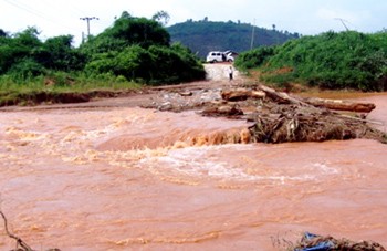 Heavy rains caused flashfloods in the Central Highland provinces (Photo: SGGP) Heavy rains caused flashfloods in the Central Highland provinces (Photo: SGGP)
