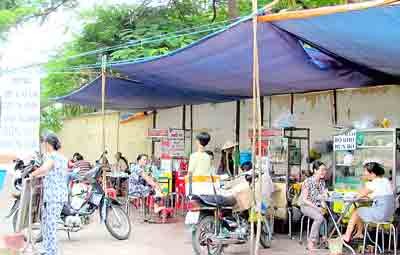 Sidewalk eateries serving food in unhygienic conditions in front of Nguyen Thai Son primary school on Huynh Tinh Cua Street in District 3 (Photo: SGGP) Sidewalk eateries serving food in unhygienic conditions in front of Nguyen Thai Son primary school on Huynh Tinh Cua Street in District 3 (Photo: SGGP)