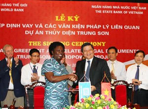 Victoria Kwakwa (front, L), World Bank Country Director for Vietnam, shakes hands with State Bank Governor Nguyen Van Giau after signing the financing agreement in Hanoi June 28, 2011 (Photo: Hong Ngan) Victoria Kwakwa (front, L), World Bank Country Director for Vietnam, shakes hands with State Bank Governor Nguyen Van Giau after signing the financing agreement in Hanoi June 28, 2011 (Photo: Hong Ngan)