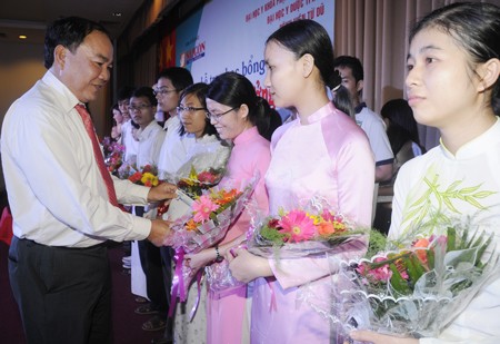Pham Viet Thanh, deputy director of Ho Chi Minh City Department of Health grants scholarships to students of Ho Chi Minh City University of Medicine .(Photo:SGGP) Pham Viet Thanh, deputy director of Ho Chi Minh City Department of Health grants scholarships to students of Ho Chi Minh City University of Medicine .(Photo:SGGP)