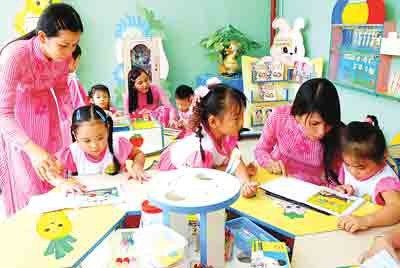 Teachers in Tuoi Ngoc Pre-school in district 8 reading stories to children (Photo: SGGP) Teachers in Tuoi Ngoc Pre-school in district 8 reading stories to children (Photo: SGGP)