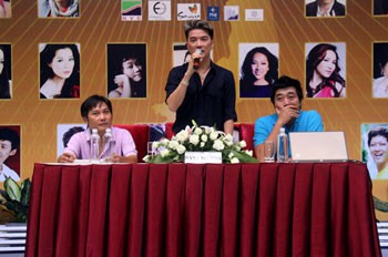 Singer Dam Vinh Hung (C) speaks at a press conference on the concert. Singer Dam Vinh Hung (C) speaks at a press conference on the concert.