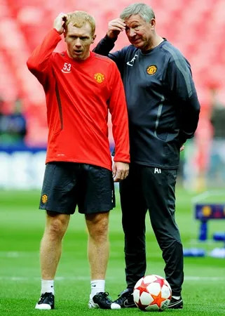 Thầy trò Alex Ferguson - Paul Scholes trên sân tập trước trận chung kết 2011 với Barcelona.