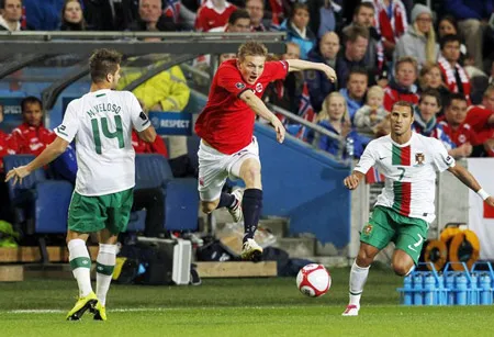 Erik Huseklepp (giữa, Na Uy) cố thoát qua gọng kềm của Miguel Veloso (trái) và Ricardo Quaresma trận đấu hồi tháng 9 năm ngoái. Erik Huseklepp (giữa, Na Uy) cố thoát qua gọng kềm của Miguel Veloso (trái) và Ricardo Quaresma trận đấu hồi tháng 9 năm ngoái.