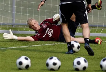 Kasper Schmeichel trên sân tập đội tuyển Đan Mạch. Kasper Schmeichel trên sân tập đội tuyển Đan Mạch.