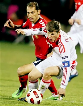 Thủ quân tuyển Nga Andrei Arshavin (phải) kiểm soát bóng trước Sargis Hovsepyan (Armenia). Thủ quân tuyển Nga Andrei Arshavin (phải) kiểm soát bóng trước Sargis Hovsepyan (Armenia).