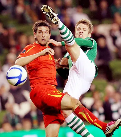 Tiền đạo Ailen Kevin Doyle (phải) tranh bóng với Goran Popov (Macedonia). Tiền đạo Ailen Kevin Doyle (phải) tranh bóng với Goran Popov (Macedonia).
