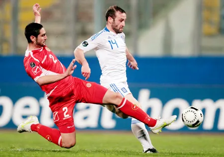 Dimitris Salpigidis (phải, Hy Lạp) trước sự truy cản của Jonathan Caruana (Malta). Dimitris Salpigidis (phải, Hy Lạp) trước sự truy cản của Jonathan Caruana (Malta).