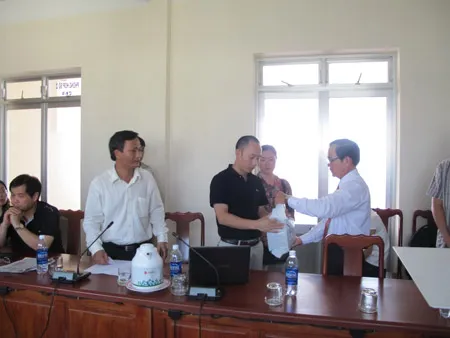 Doanh nghiệp Dìn Ký trao số tiền 68.250 USD cho gia đình các nạn nhân. Doanh nghiệp Dìn Ký trao số tiền 68.250 USD cho gia đình các nạn nhân.