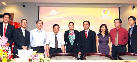 Ông Bạch Văn Mừng, Cục trưởng Cục Quản lý cạnh tranh (Bộ Công thương) và ông Lê Hoài Quốc (Thành ủy viên, Phó Giám đốc Sở Khoa học và Công nghệ TPHCM) cùng các lãnh đạo AFCA, Otosaigon.com Ông Bạch Văn Mừng, Cục trưởng Cục Quản lý cạnh tranh (Bộ Công thương) và ông Lê Hoài Quốc (Thành ủy viên, Phó Giám đốc Sở Khoa học và Công nghệ TPHCM) cùng các lãnh đạo AFCA, Otosaigon.com