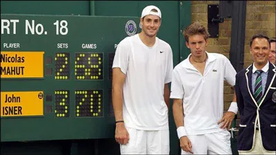 Mahut (giữa) đứng bên cạnh Isner và cái bảng điểm ghi nhận trận đấu kỷ lục. Mahut (giữa) đứng bên cạnh Isner và cái bảng điểm ghi nhận trận đấu kỷ lục.