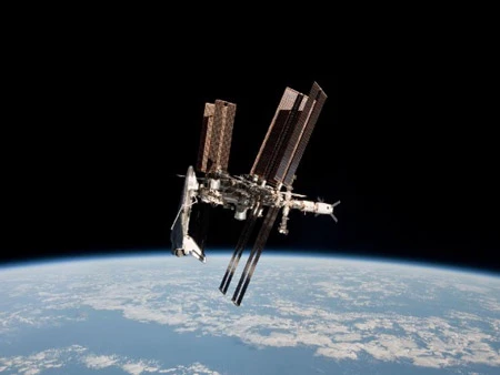 NASA công bố bức ảnh đầu tiên về tàu vũ trụ “neo đậu” trên ISS