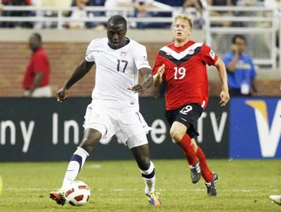 Altidore (trái, Mỹ) đi bóng qua Marcel Dejong (Canada). Altidore (trái, Mỹ) đi bóng qua Marcel Dejong (Canada).