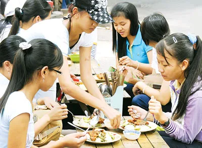Thực phẩm bán ở lề đường khó đảm bảo vệ sinh. Ảnh: MAI HẢI Thực phẩm bán ở lề đường khó đảm bảo vệ sinh. Ảnh: MAI HẢI