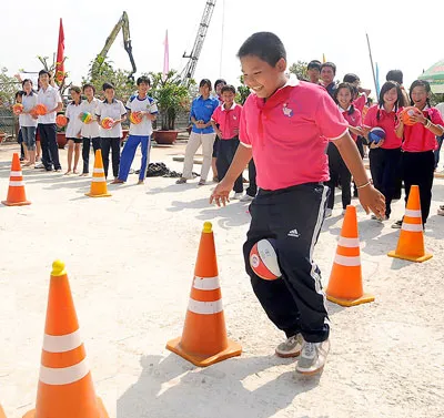 Để phát triển hài hòa trí tuệ và thể chất, thiếu nhi cần những trò chơi vận động. Ảnh: AN DUNG Để phát triển hài hòa trí tuệ và thể chất, thiếu nhi cần những trò chơi vận động. Ảnh: AN DUNG
