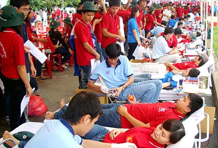 Các chiến sĩ tham gia chương trình hiến máu tình nguyện “Giọt máu hồng”. Các chiến sĩ tham gia chương trình hiến máu tình nguyện “Giọt máu hồng”.