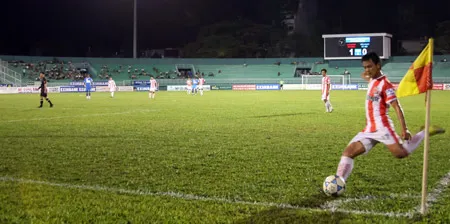 Từ sân cỏ đến khán đài: Đuổi khéo khán giả!