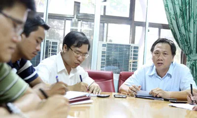 Phó Giám đốc Sở VH-TT-DL TPHCM Mai Bá Hùng trao đổi với phóng viên. Ảnh: Gia Mẫn Phó Giám đốc Sở VH-TT-DL TPHCM Mai Bá Hùng trao đổi với phóng viên. Ảnh: Gia Mẫn