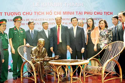Khánh thành tượng Bác Hồ làm việc tại Phủ Chủ tịch