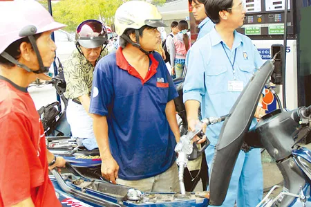 Trong khi giá xăng dầu thế giới giảm, người tiêu dùng Việt Nam vẫn phải mua xăng với mức giá cao. Ảnh: CAO THĂNG Trong khi giá xăng dầu thế giới giảm, người tiêu dùng Việt Nam vẫn phải mua xăng với mức giá cao. Ảnh: CAO THĂNG