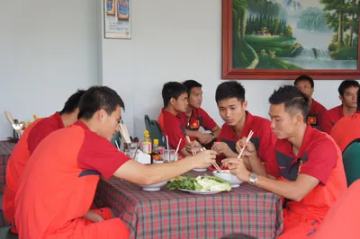 Các tuyển thủ ăn sáng trước buổi tập đầu tiên. Các tuyển thủ ăn sáng trước buổi tập đầu tiên.