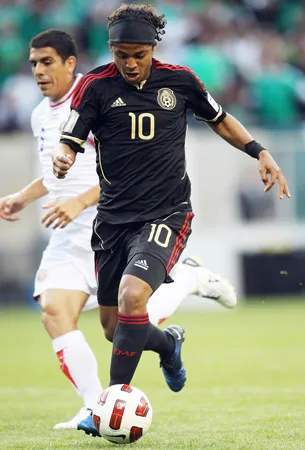 Giovani Dos Santos đi bóng trong trận gặp Costa Rica. Giovani Dos Santos đi bóng trong trận gặp Costa Rica.