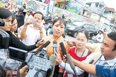 Nhà báo Nguyễn Thu Thủy, PV Báo Hà Nội Mới, Chủ nhiệm dự án “Con đường gốm sứ”, trả lời các đồng nghiệp ngay sau khi nhận Bằng công nhận Guinness thế giới. Nhà báo Nguyễn Thu Thủy, PV Báo Hà Nội Mới, Chủ nhiệm dự án “Con đường gốm sứ”, trả lời các đồng nghiệp ngay sau khi nhận Bằng công nhận Guinness thế giới.