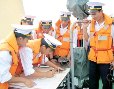 Học viên huấn luyện, thực tập trên biển. Học viên huấn luyện, thực tập trên biển.