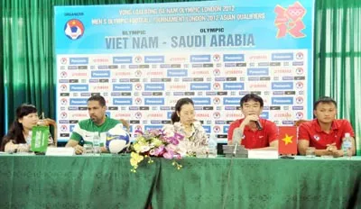 HLV Phan Thanh Hùng (Olympic Việt Nam) và Yousef Hasanm (Olympic Saudi Arabia) trong buổi họp báo trước trận đấu. Ảnh: M.Hoàng HLV Phan Thanh Hùng (Olympic Việt Nam) và Yousef Hasanm (Olympic Saudi Arabia) trong buổi họp báo trước trận đấu. Ảnh: M.Hoàng