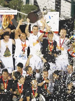 Thủ quân Edu Dracena (Santos) giuơng cao chiếc Cúp Libertadores. Thủ quân Edu Dracena (Santos) giuơng cao chiếc Cúp Libertadores.