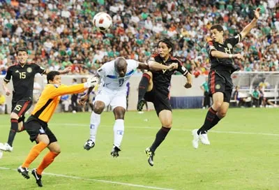 Chicharito (phải) và De Nigris uy hiếp khung thành Honduras. Chicharito (phải) và De Nigris uy hiếp khung thành Honduras.