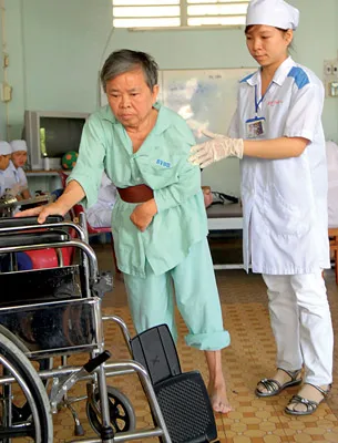 Rời xe lăn để tập những bước đi đầu tiên sau điều trị Rời xe lăn để tập những bước đi đầu tiên sau điều trị