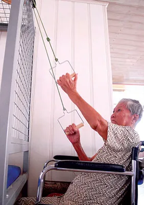 Cụ già đang kéo ròng rọc giúp tăng sức mạnh cho gân, cơ tay Cụ già đang kéo ròng rọc giúp tăng sức mạnh cho gân, cơ tay