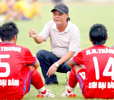 HLV Nguyễn Thành Vinh: “V-League còn phức tạp lắm...”