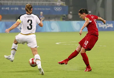 Christine-Sinclair (phải, Canada). Christine-Sinclair (phải, Canada).