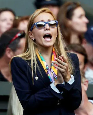 Trong trận đấu nghẹt thở của Djokovic, bạn gái của anh - Jelena Ristic - cũng trải qua nhiều cung bậc cảm xúc lạ lùng. Trong trận đấu nghẹt thở của Djokovic, bạn gái của anh - Jelena Ristic - cũng trải qua nhiều cung bậc cảm xúc lạ lùng.