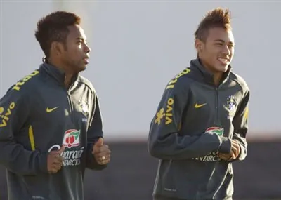 Robinho (trái) luôn chăm sóc đàn em như Neymar ở Selecao. Robinho (trái) luôn chăm sóc đàn em như Neymar ở Selecao.
