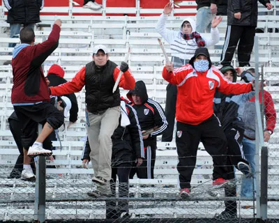 Các CĐV River Plate làm loạn sau trận đấu. Các CĐV River Plate làm loạn sau trận đấu.