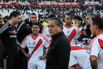Trong nước mắt và hờn căm, River Plate xuống hạng