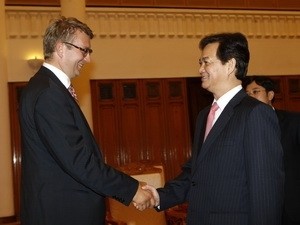 PM Dung (R) receives Danish Education Minister Troels Lund Poulsen (Photo: Vietnamplus) PM Dung (R) receives Danish Education Minister Troels Lund Poulsen (Photo: Vietnamplus)