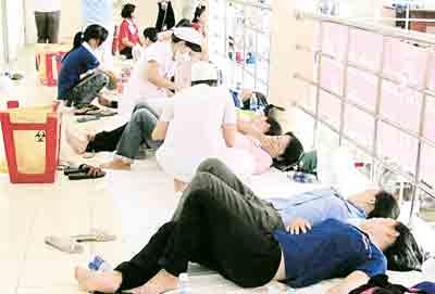 Workers being treated in the district hospital (Photo: SGGP) Workers being treated in the district hospital (Photo: SGGP)