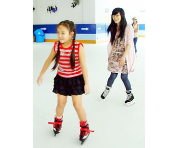 The skating rink attracts many young people. (Photo: Sggp) The skating rink attracts many young people. (Photo: Sggp)