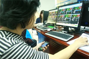 An investor watches share prices updated on a LCD screen at a HCMC-based brokerage. Financial experts worry that MHB IPO will likely to be quiet due to the bearish stock market and the government’s tight monetary policy this year (Photo: Minh Tri) An investor watches share prices updated on a LCD screen at a HCMC-based brokerage. Financial experts worry that MHB IPO will likely to be quiet due to the bearish stock market and the government’s tight monetary policy this year (Photo: Minh Tri)